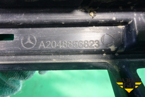 Решетка в передний бампер центральная (после 2012г) (A2048856823) для Mercedes Benz GLK-Klass X204 с 2008г