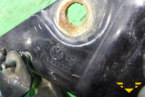 Петля капота левая (7L6823301) для Volkswagen Touareg c 2002-2010г