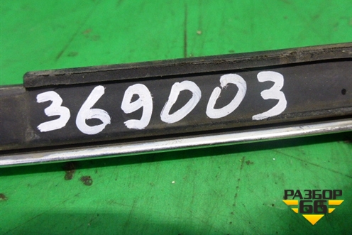 Накладка стекла заднего правого для Volkswagen Touareg c 2002-2010г