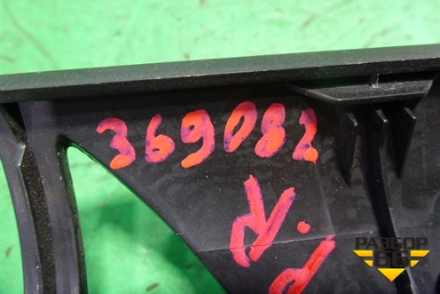 Накладка двери передней правой уголок (7L6837994) для Volkswagen Touareg c 2002-2010г