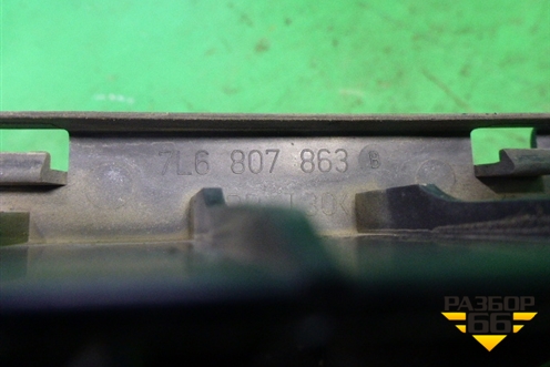 Кронштейн заднего бампера центральный (7L6807863B) для Volkswagen Touareg c 2002-2010г