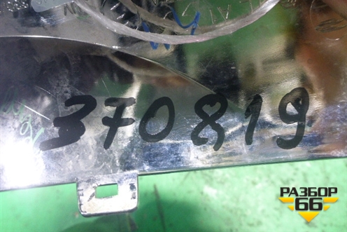 Накладка на решетку радиатора (средняя левая) (531240K140) для Toyota Fortuner с 2016г