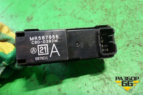 Кнопка стеклоподъёмника (передняя правая) (MR587955) для Mitsubishi L 200 c 2006-2015г