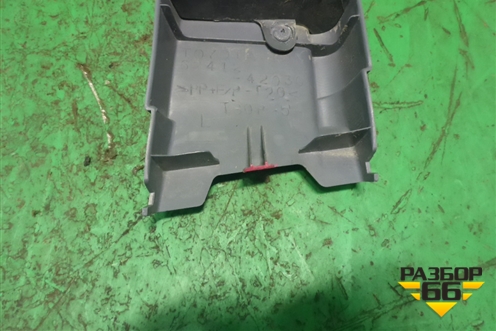Обшивка стойки центральная верхняя левая (6241242030) для Toyota Rav-4 с 2000-2005г