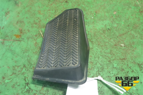 Накладка внутренняя (под левую ногу водителя) (5819242030) для Toyota Rav-4 с 2000-2005г