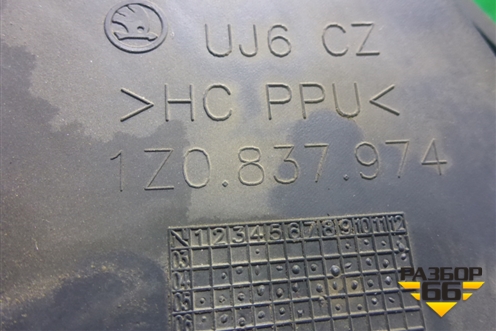Накладка двери передней правой уголок (1Z0837974) для Skoda Octavia (А5) с 2004-2013г