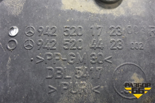 Пыльник двигателя боковой правый  (9425201723) ( 9425204423) для Mercedes Benz  TRUCK Axor 2 с 2004г