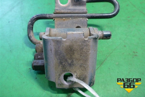 Петля двери передней правой нижняя (4B0831412A) для Audi A6 (C5) с 1997-2005г