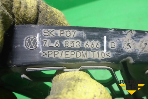 Решетка в передний бампер правая (верхняя после 2006г) (7L6853666) для Volkswagen Touareg c 2002-2010г