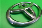Эмблема на крышку багажника (9097502063) для Toyota Camry V70 с 2017г