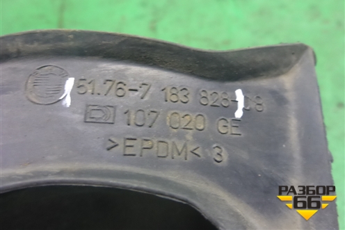 Пыльник переднего крыла правого (верхний под капотом) (51767183828) для BMW 7 серия F01/F02 с 2008г