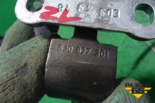Петля двери багажника (5J0827301) для Skoda Yeti с 2009г