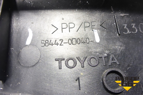 Накладка внутренняя (заднего правого сидения) (584420D040) для Toyota Yaris с 2005-2011г