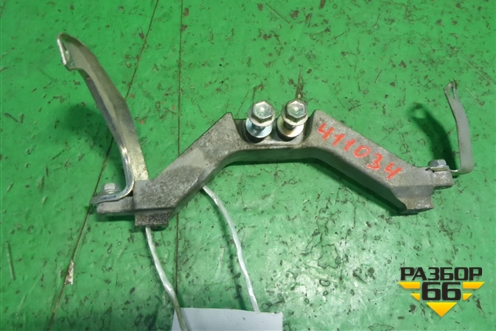 Кронштейн (крепление топливной рейки) (2226723030) для Toyota Yaris с 2005-2011г