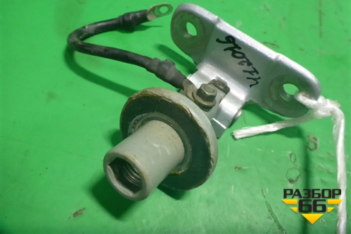 Петля двери багажника (верхней) для Land Rover Discovery 3 с 2004-2009г