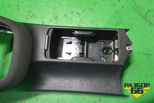 Консоль (5K0863243C) для Volkswagen Golf VI с 2009-2012г