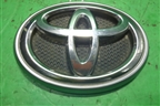 Эмблема (на решётку радиатора после 2013г под камеру) (5314360030) для Toyota Land Cruiser Prado(150) с 2009г