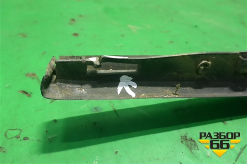 Молдинг лобового стекла левый (6J0854319) для Seat Ibiza с 2008-2017г