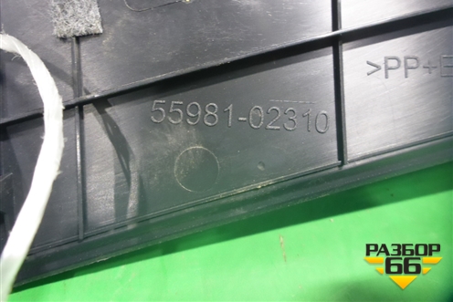 Накладка на торпедо (под лобовое стекло) (5598102310) для Toyota Corolla (E18) с 2012-2019г