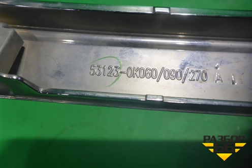 Накладка на решетку радиатора (правая верхняя хром) (531230K060) для Toyota Hilux с 2015г
