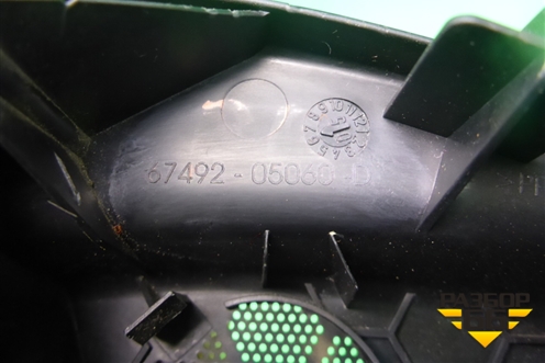 Накладка двери передней левой уголок (6749205060) для Toyota Avensis с 2003-2009г