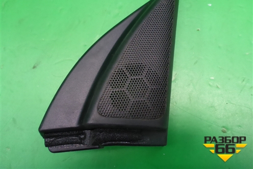 Накладка двери передней правой уголок (6749105060) для Toyota Avensis с 2003-2009г