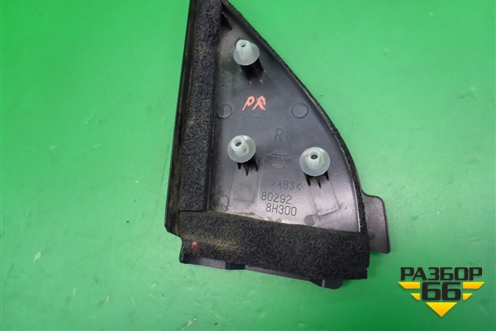 Накладка двери передней правой уголок (802928H300) для Nissan X-Trail (Т30) с 2000-2007г