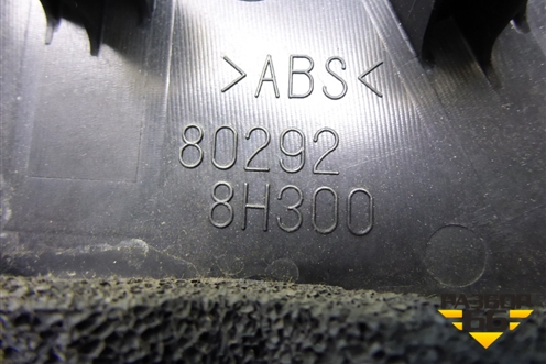 Накладка двери передней правой уголок (802928H300) для Nissan X-Trail (Т30) с 2000-2007г