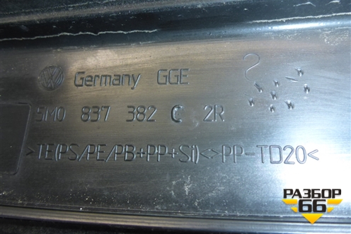 Накладка двери передней правой (5M0837382C) для Volkswagen Golf V Plus с 2005-2014г