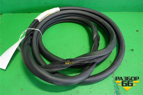 Уплотнитель двери передней левой (7L0837911E) для Volkswagen Touareg c 2002-2010г