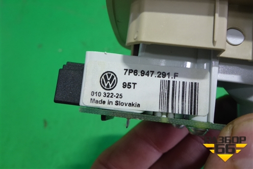 Плафон салонный (левый) (7P6947291F) для Volkswagen Touareg с 2010-2018г