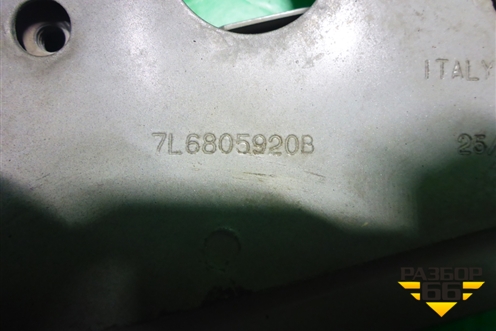 Кронштейн переднего крыла правый (7L6805920B) для Volkswagen Touareg c 2002-2010г