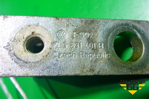 Петля двери передней левой верхняя (7L0831401B) для Volkswagen Touareg c 2002-2010г