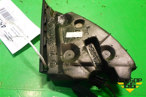 Накладка двери передней правой уголок (7L6837974H) для Volkswagen Touareg c 2002-2010г