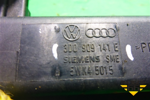 Антенна электрическая (300909141E) для Volkswagen Touareg c 2002-2010г