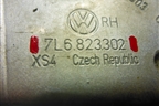 Петля капота правая (7L6823302) для Volkswagen Touareg c 2002-2010г