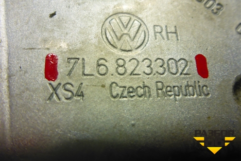Петля капота правая (7L6823302) для Volkswagen Touareg c 2002-2010г