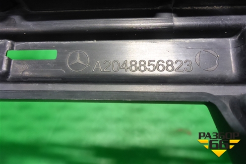 Решетка в передний бампер центральная (после 2012г) (A2048856823) для Mercedes Benz GLK-Klass X204 с 2008г