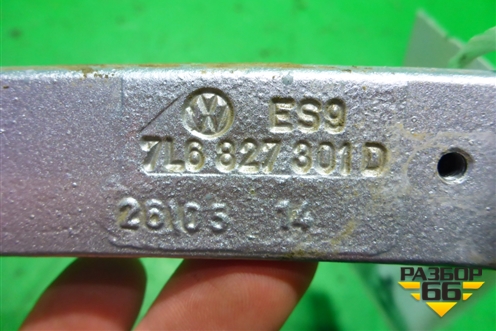 Петля двери багажника (левая) (7L6827301D) для Volkswagen Touareg c 2002-2010г