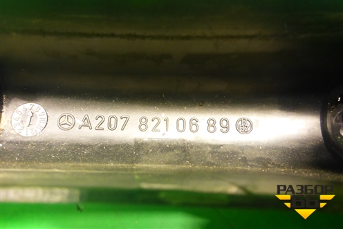 Накладка (петли крышки багажника правая) (A2078210689) для Mercedes Benz E-Klass C207 (купе) с 2009г