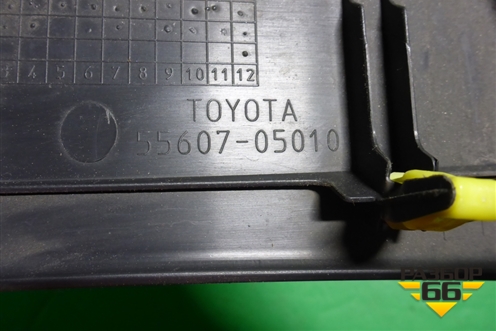 Накладка на торпедо (под бордачком) для Toyota Avensis с 2003-2009г