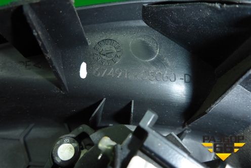 Накладка двери передней правой уголок (6749105060) для Toyota Avensis с 2003-2009г