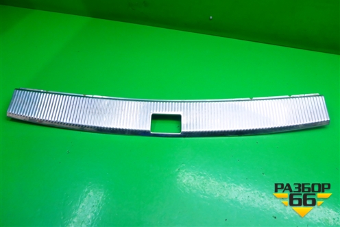 Обшивка багажника на заднюю панель (7L6863459) для Volkswagen Touareg c 2002-2010г