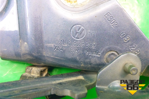 Петля капота правая (7L6823302) для Volkswagen Touareg c 2002-2010г
