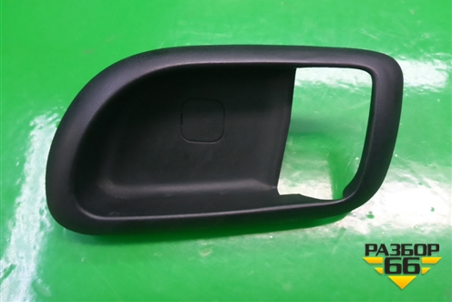 Накладка двери передней правой (на ручку открывания) (826214D000) для Kia Carnival с 2005-2014г