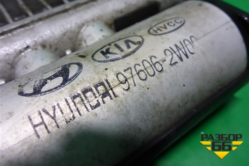 Радиатор кондиционера (976062W000) для Hyundai Santa Fe с 2012г
