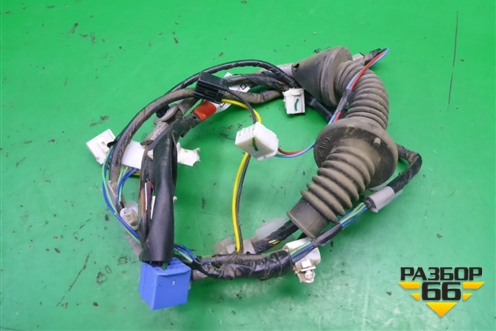 Проводка двери передней правой (8215102C30) для Toyota Auris с 2006-2012г