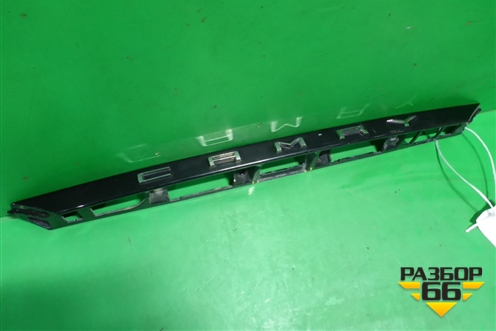 Накладка крышки багажника (7681133520) для Toyota Camry V70 с 2017г