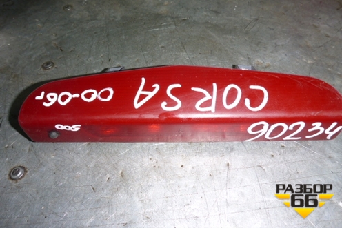 Фонарь задний стоп сигнал в дверь багажника для Opel Corsa С с 2000-2006г