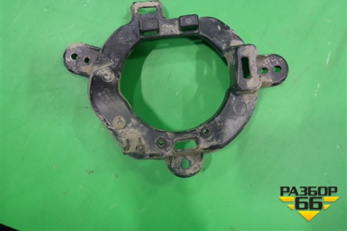 Кронштейн ПТФ правый (после 2015г) (8148160080) для Toyota Land Cruiser (200) с 2008г
